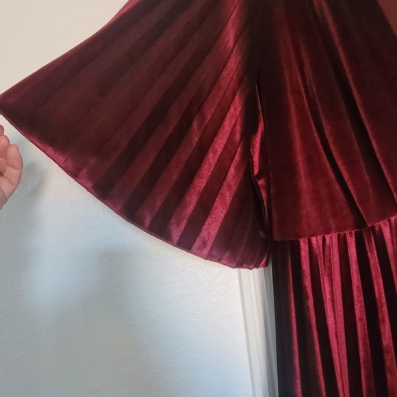 Velvet dress worn once for Holiday - Picture 3 of 9